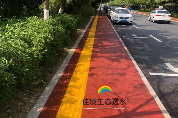 彩色透水路面，紅色路面黃色盲道