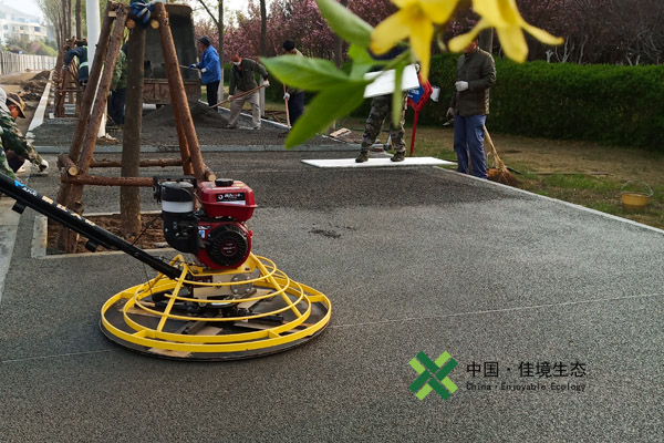 透水混凝土施工現(xiàn)場，工人施工場景